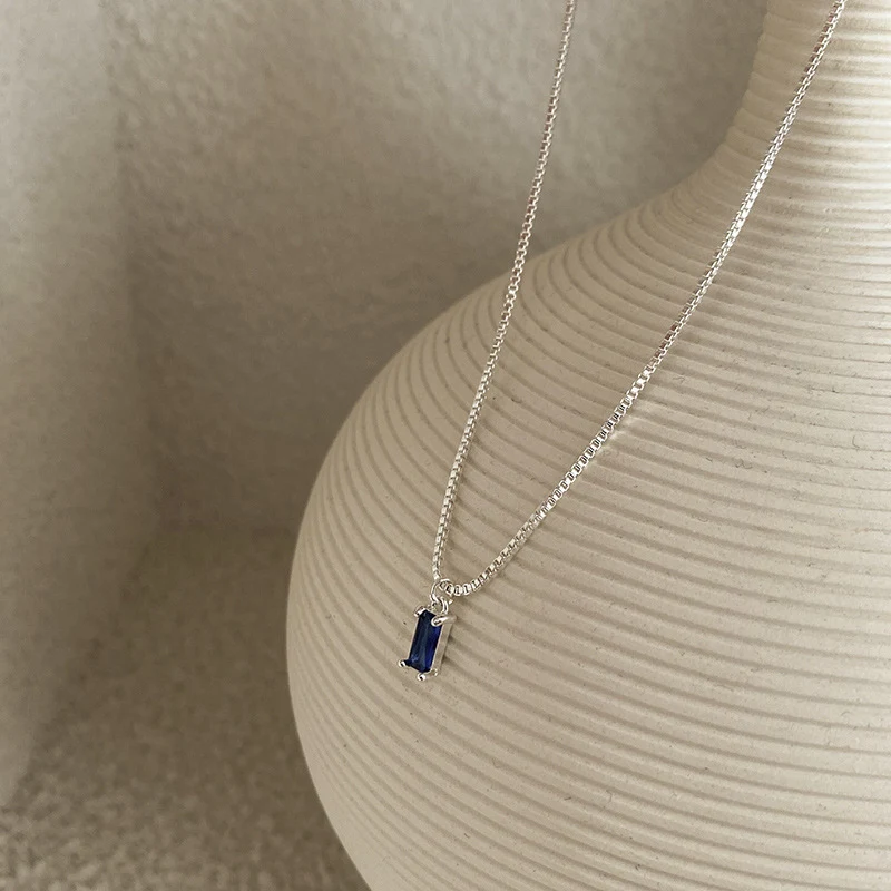 Cadena de clavícula cuadrada azul de diseño avanzado, elegante y hermosa. Eleva tu estilo con esta joya que resalta la belleza natural.