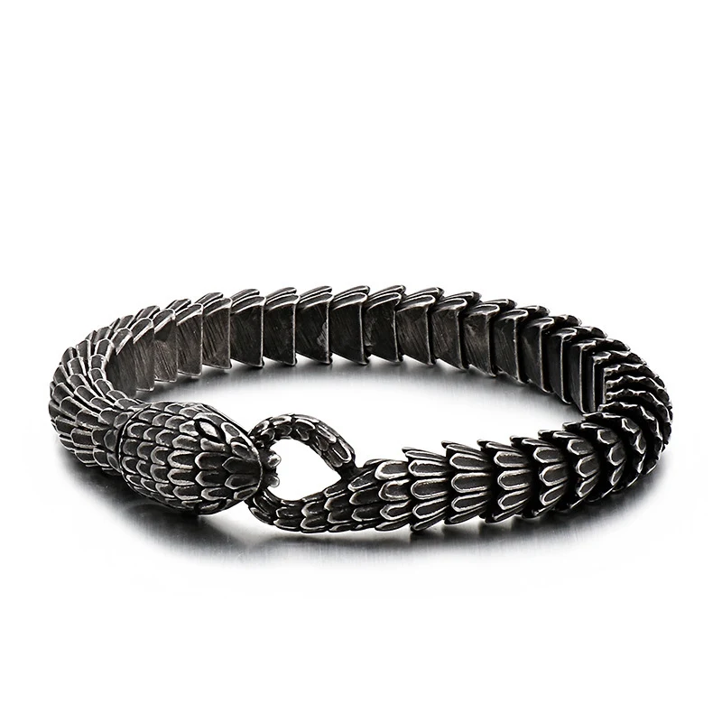 Modieuze roestvrijstalen slangarmband. Een stijlvol accessoire voor dames, duurzaam, waterbestendig en perfect voor elke gelegenheid.