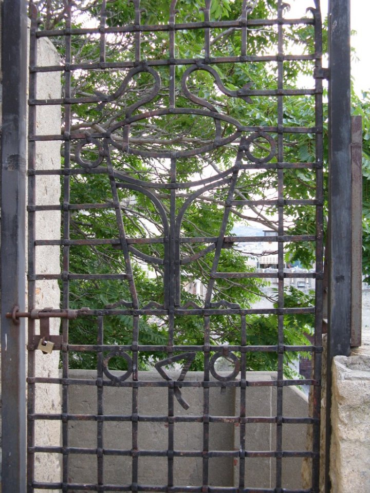 Cancello con stemma di Contact68