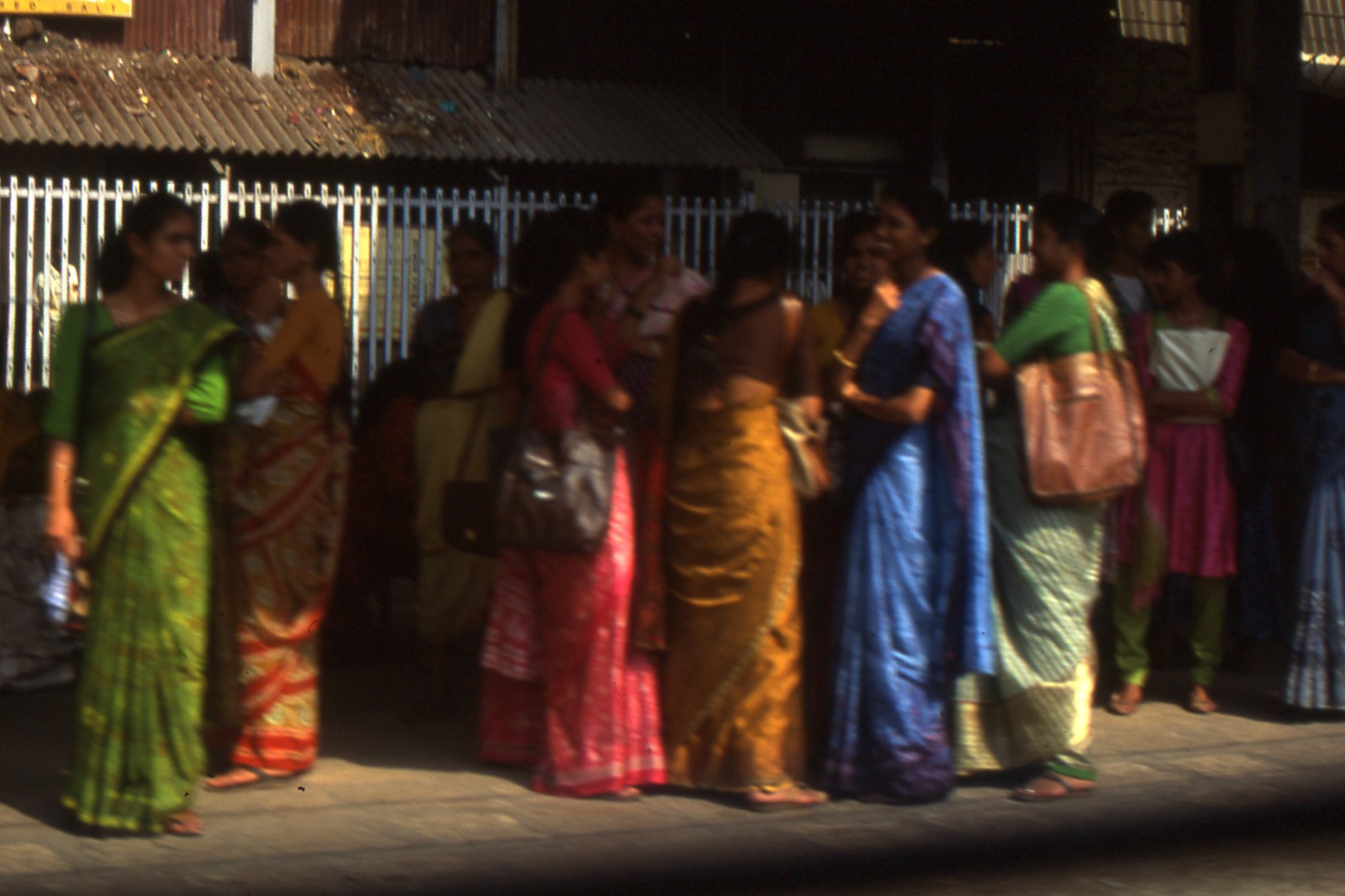 donne indiane in attesa alla fermata del bus di smpaint