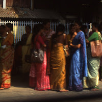 donne indiane in attesa alla fermata del bus di 