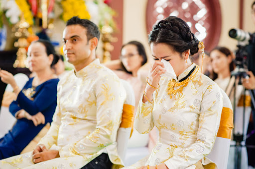 Cô dâu xúc động nghẹn ngào trong giây phút hạnh phúc, ý nghĩa của cuộc đời mình.