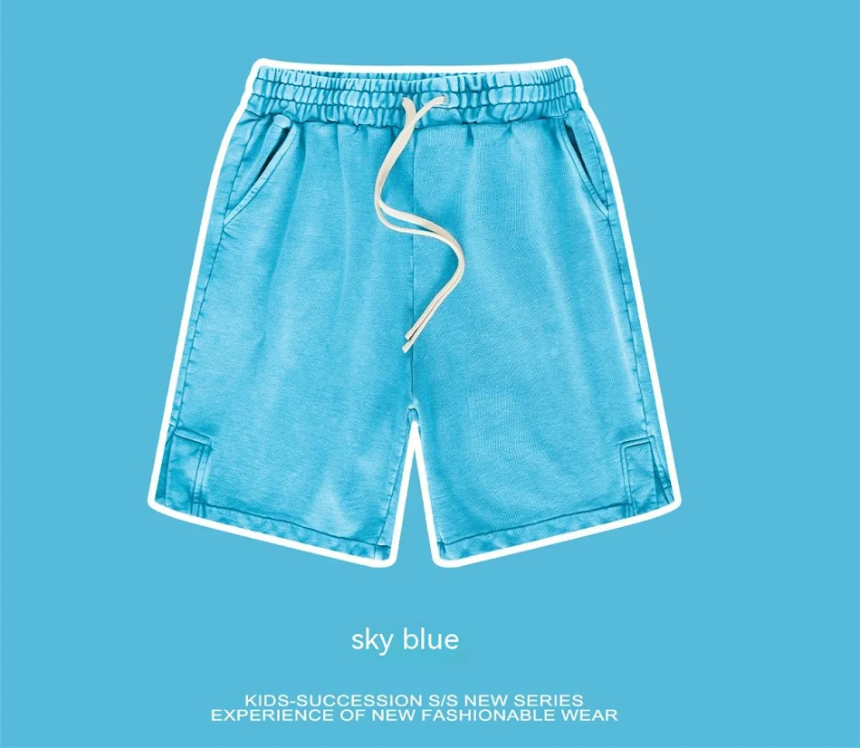 Shorts enfants rétro en coton lavé, fendus et amples, un confort inégalé pour les petits aventuriers, parfaits pour jouer et bouger librement.