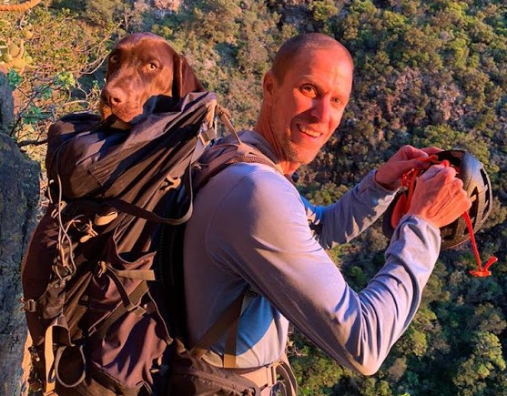 Dakota, a German pointer, was put into a backpack before her rescuer abseiled down Table Mountain.