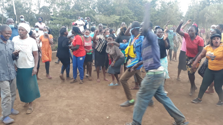 Parents at Kiamaina Primary School in Nakuru North protest to demand the arrest of a teacher who allegedly hit a pupil on the head for failing to shave his hair. The pupil later died from head injury related complications.