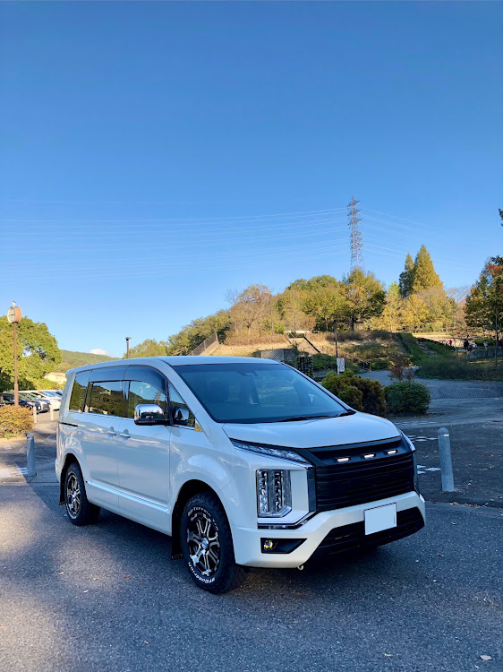 デリカD:5のムーヴキャンバス・銀杏並木と愛車・夕暮れと愛車・タワーマンション・ミニカーコレクションに関するカスタム事例の投稿画像4枚目