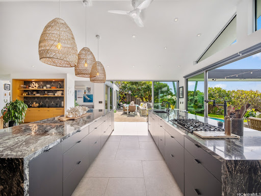 House purchase in Honolulu (United States) - Modern kitchen with islands and garden view