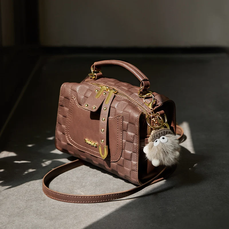 Sac Boston Coussin Automne et Hiver pour femmes, portable. Un sac à main élégant et pratique, idéal pour transporter vos essentiels avec style et confort.