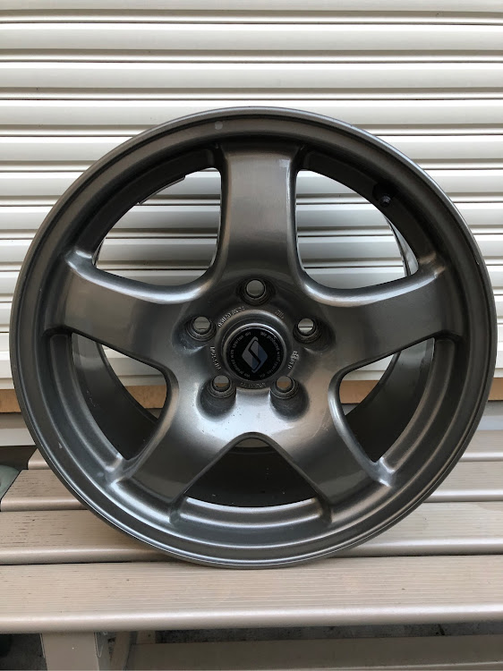 プリウスαのR32 GTR純正ホイールに関するカスタム事例の投稿画像1枚目