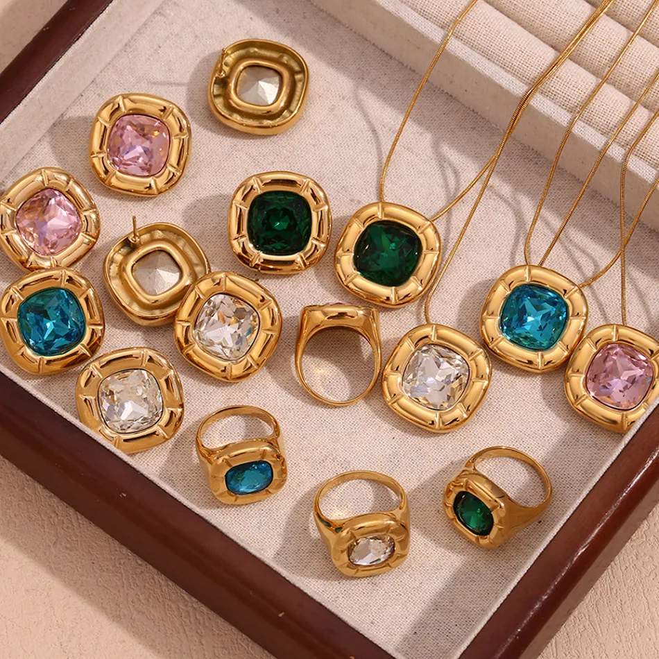 Boucles d'oreilles 18K Or avec Fleur Carrée à Coins Arrondis et Zircon, Bijou Élégant pour Femme, Cadeau Scintillant.