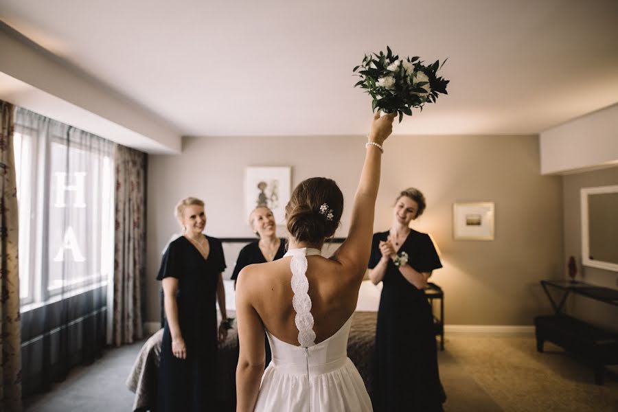 Fotógrafo de casamento Reetta Tulemo (taydenkuunkuva). Foto de 24 de dezembro 2018