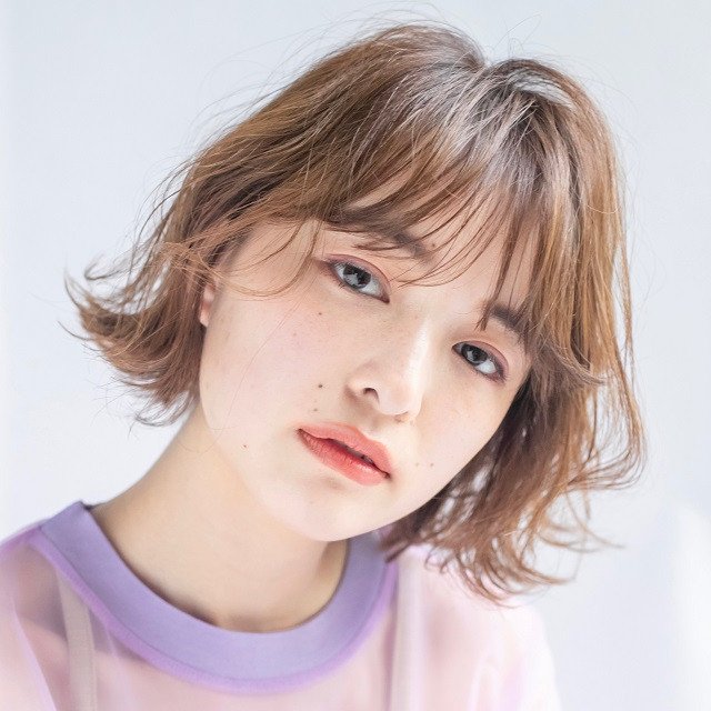 長めバングで抜け感たっぷり エアリーな外ハネボブでおしゃれヘアに Trill トリル