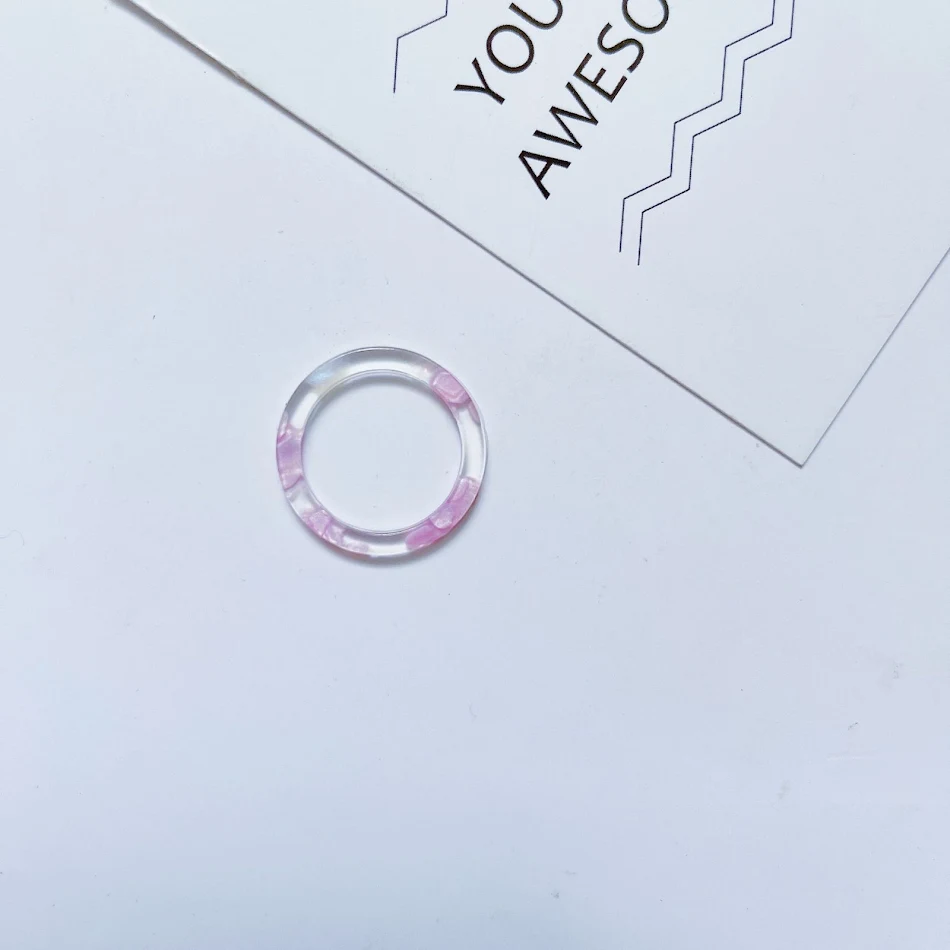 Damesmode persoonlijkheid transparante kleur ring. Een modieuze ring die perfect past bij elke outfit en een vleugje kleur toevoegt.