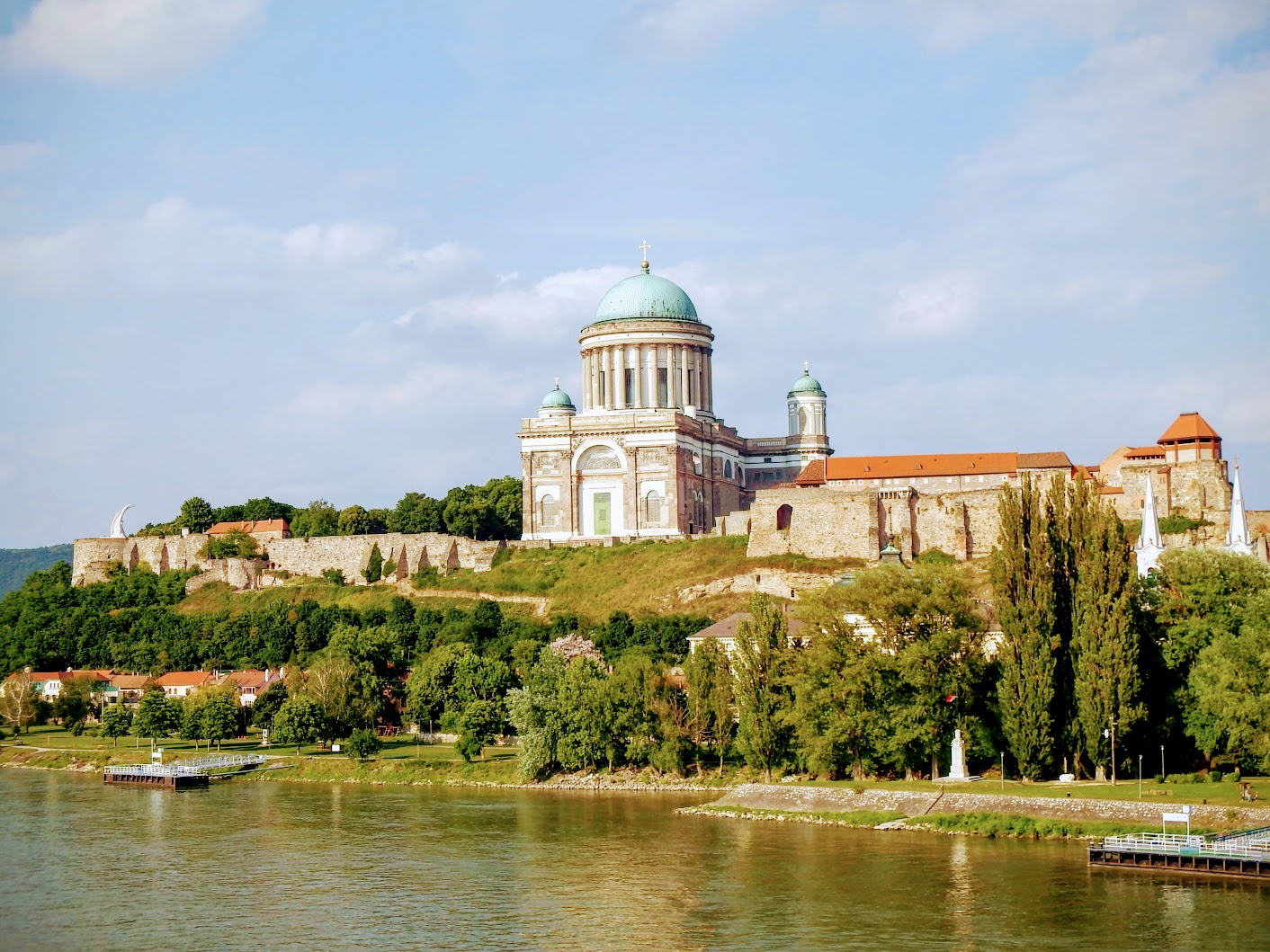 Esztergom - Nagyboldogasszony és Szent Adalbert főszékesegyház (a bazilika kívülről, távolból)