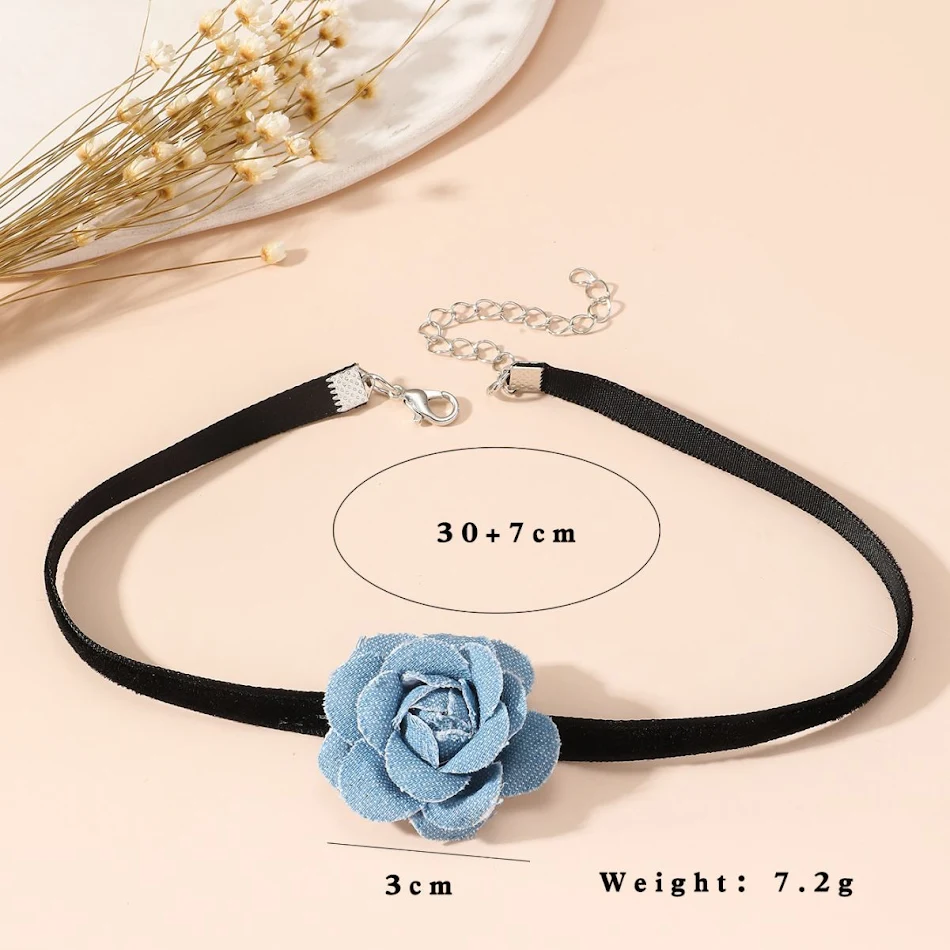 Colar Jeans com Flor Azul Feminino. Adicione um toque de charme ao seu visual. Ideal para looks casuais e sofisticados. Realce sua beleza!