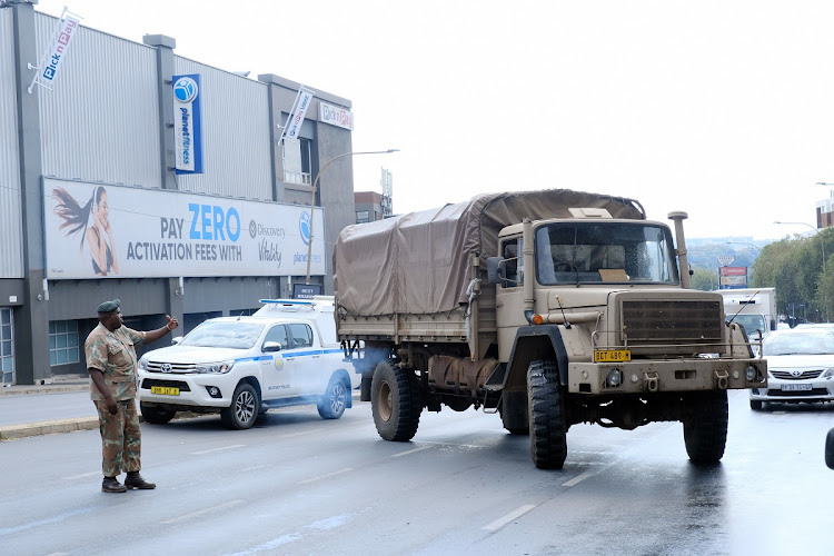 SANDF members arrive at Rand Light Infantry in Johannesburg on Monday afternoon, hours before President Cyril Ramaphosa announced a 21-day lockdown. According to media reports, buses of troops were spotted along Jan Smuts Avenue in Craighall ahead of Ramaphosa’s plan to try and curb the spread of Covid-19.