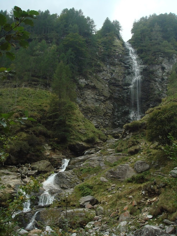 O cristalino Rio Verzasca entre a Suíça e a Itália