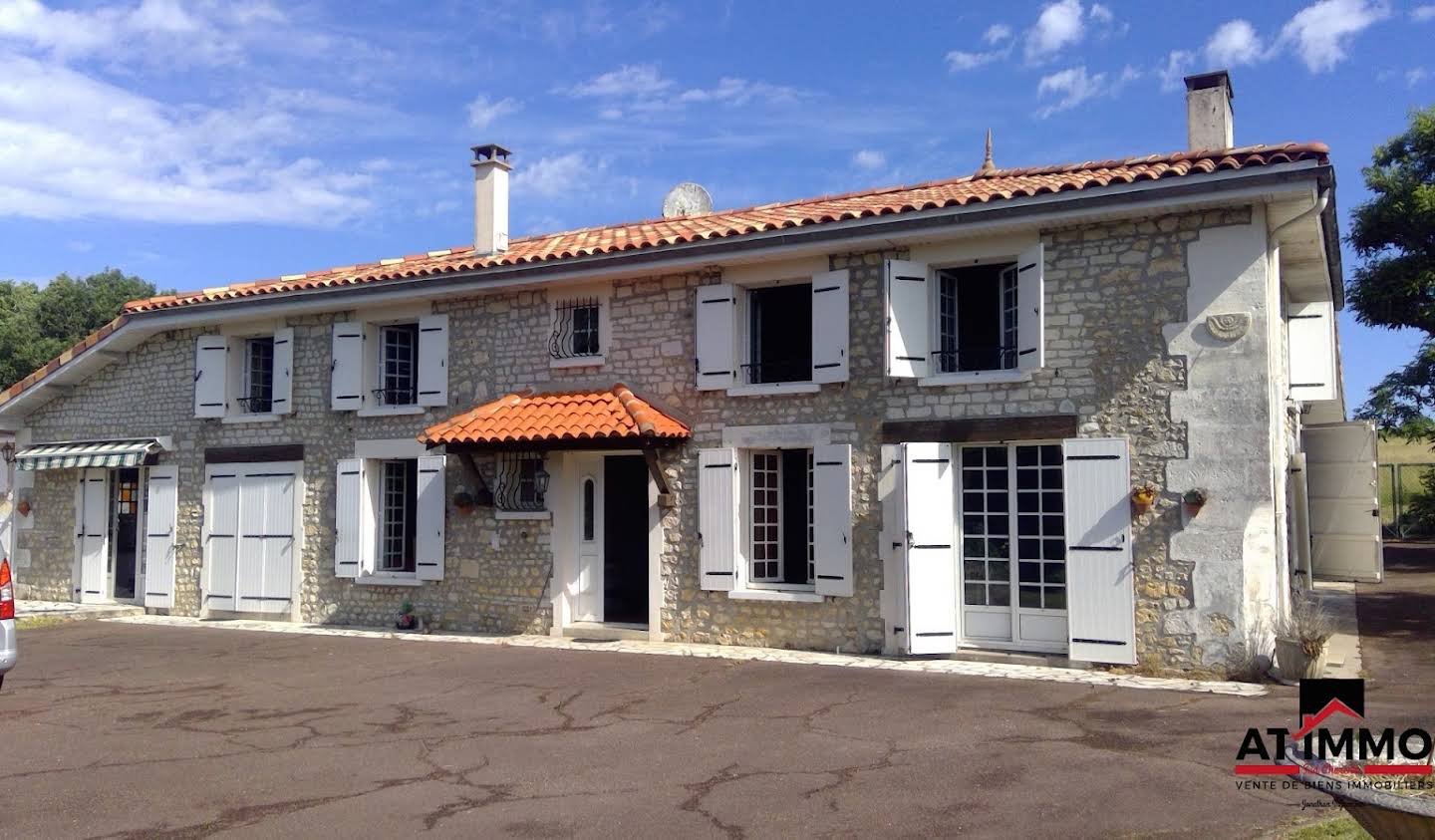 House with garden Baignes-Sainte-Radegonde