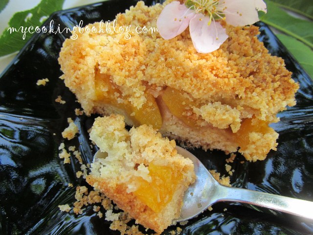 Сладкиш с маслено тесто и плънка от праскови (Peach Crumb Bars)