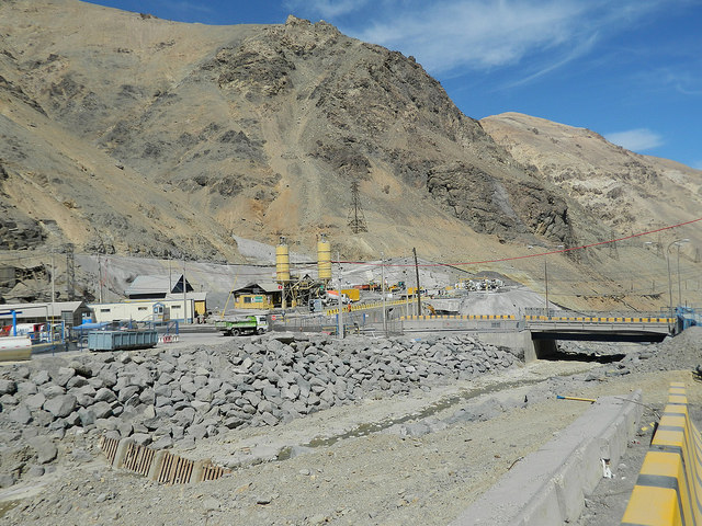 The dusty exterior of the División de El Teniente, the world’s biggest copper mine, located in the Andes mountains 150 km south of Santiago. Solid and liquid waste products are treated in the mine and sulfur emissions are controlled. But that is not the case in all of the country’s mines. Credit: Marianela Jarroud/IPS