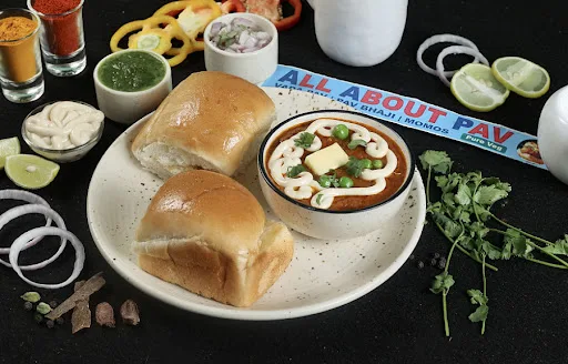 Pav Bhaji In Cheese Sauce