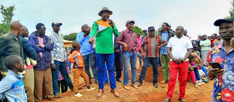 Geoffrey Ruku (with microphone), the MNA-elect for Mbeere North, stands two feet or about 6.5 feet. In comparison, President Uhuru Kenyatta is six feet.