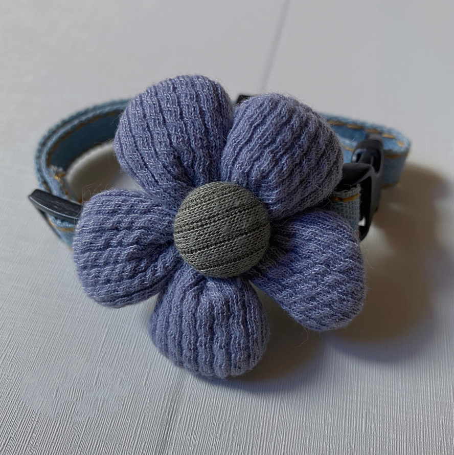 Collare floreale con fiocco per gattini, adorabile e sicuro, design incantevole e materiali morbidi per comfort e stile quotidiano.