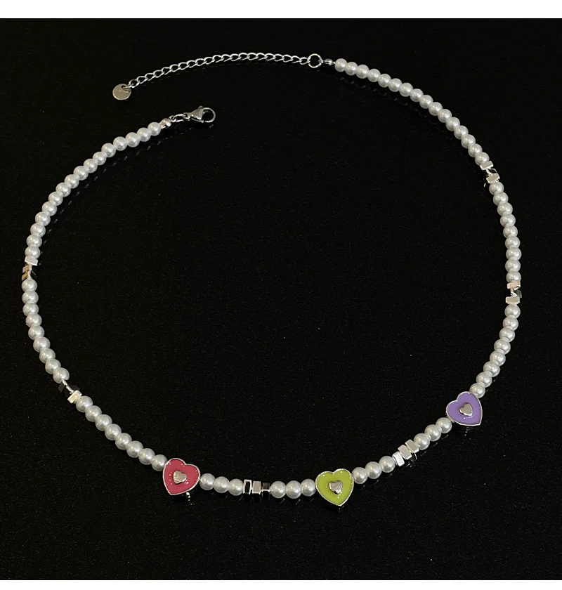 Title 10, Collar de perlas con abalorios y bordados de co...