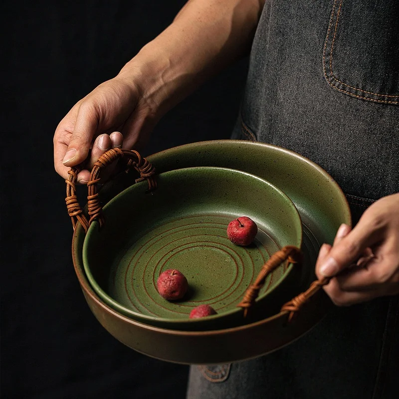 Assiette à légumes et fruits en céramique créative de style japonais rétro, avec poignée en rotin. Servez avec élégance.