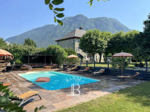 Propriété avec piscine et jardin 3