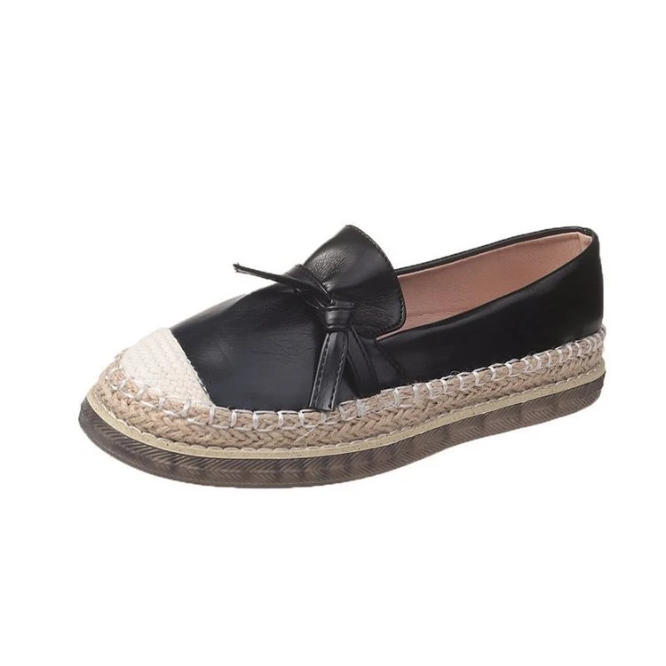 Chaussures plates de pêcheur tissées en corde de chanvre froissée, confortables et naturelles, idéales pour un usage quotidien et une sensation de fraîcheur.