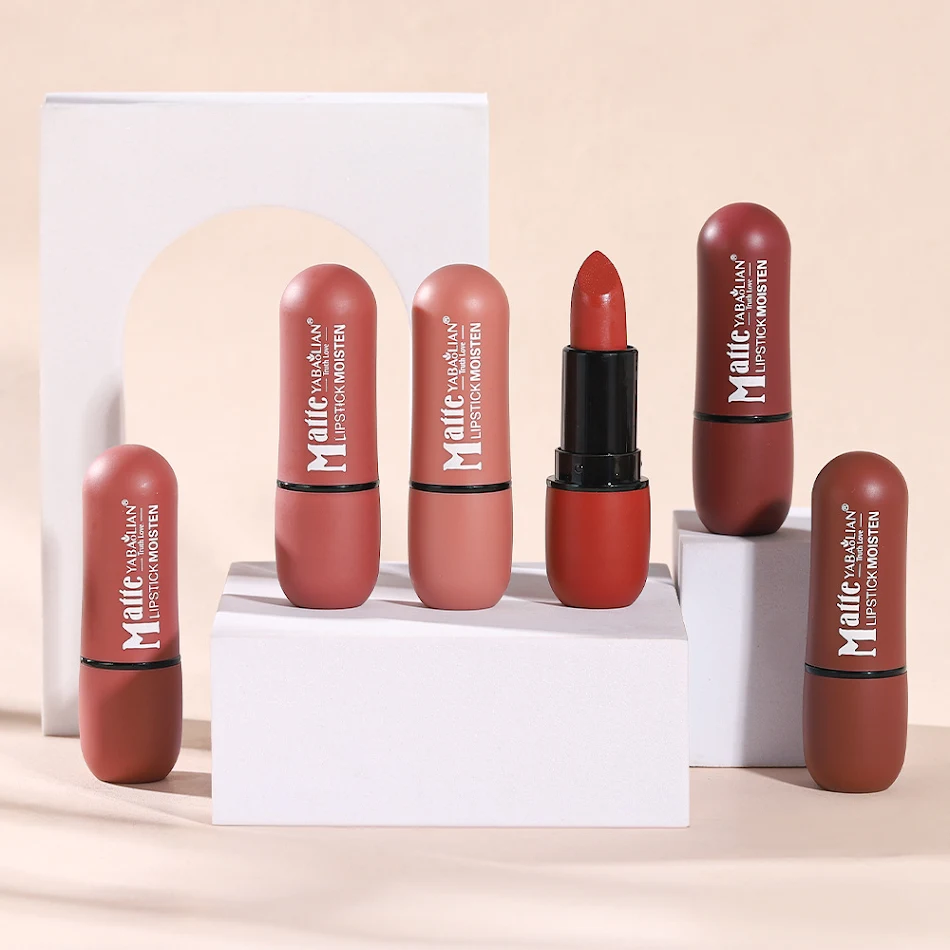 Wasserfester matter Lippenstift für verführerische Lippen. Langanhaltende Farbe und samtweiches Gefühl. Perfekt für den ganzen Tag.