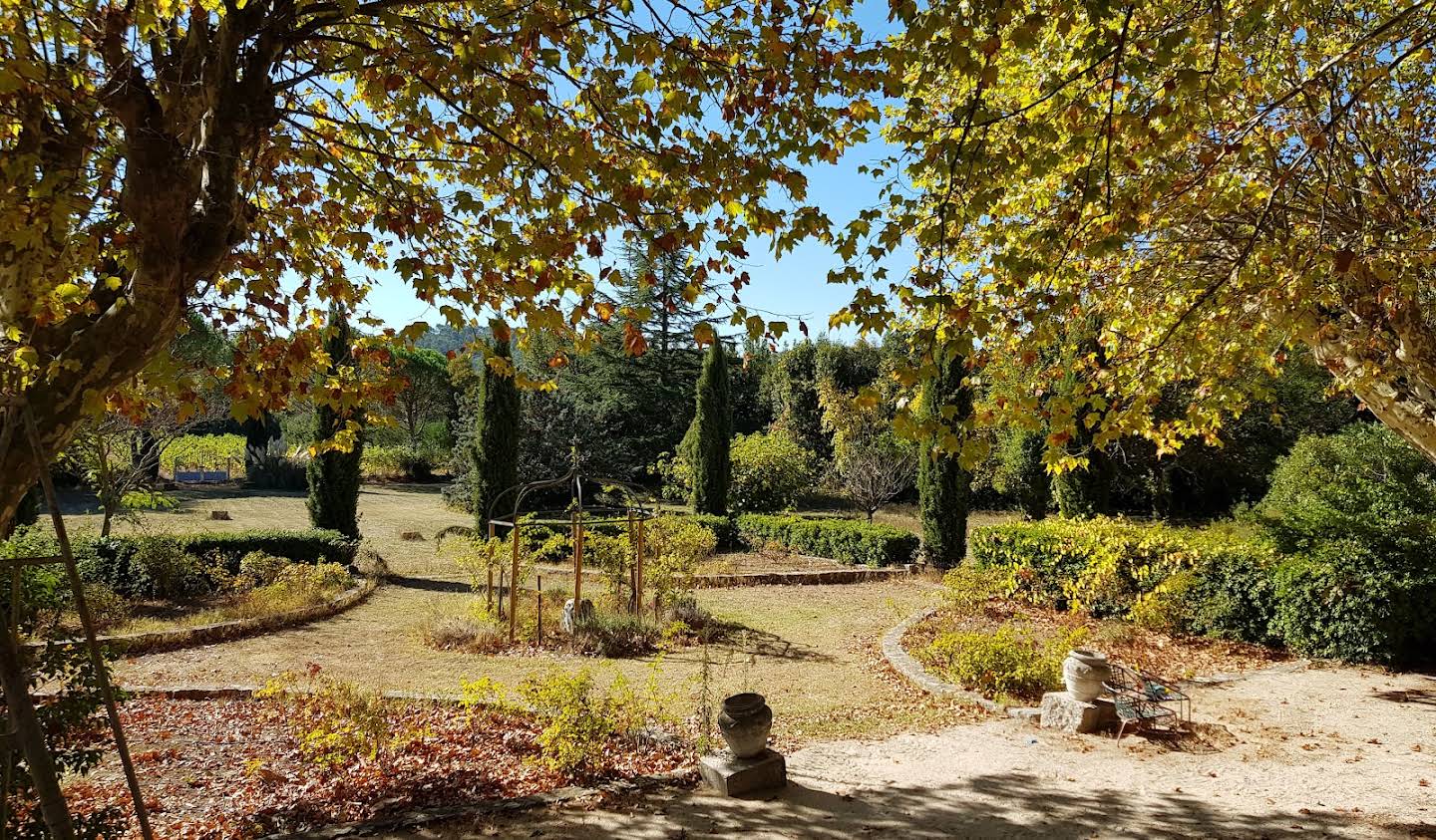 Vineyard with outbuildings Var