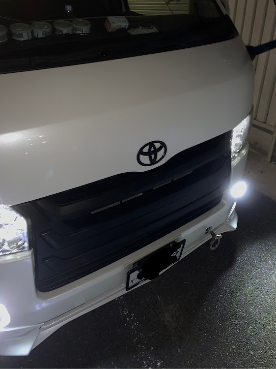 ハイエースバンのDIY・エンブレム塗装に関するカスタム事例の投稿画像2枚目