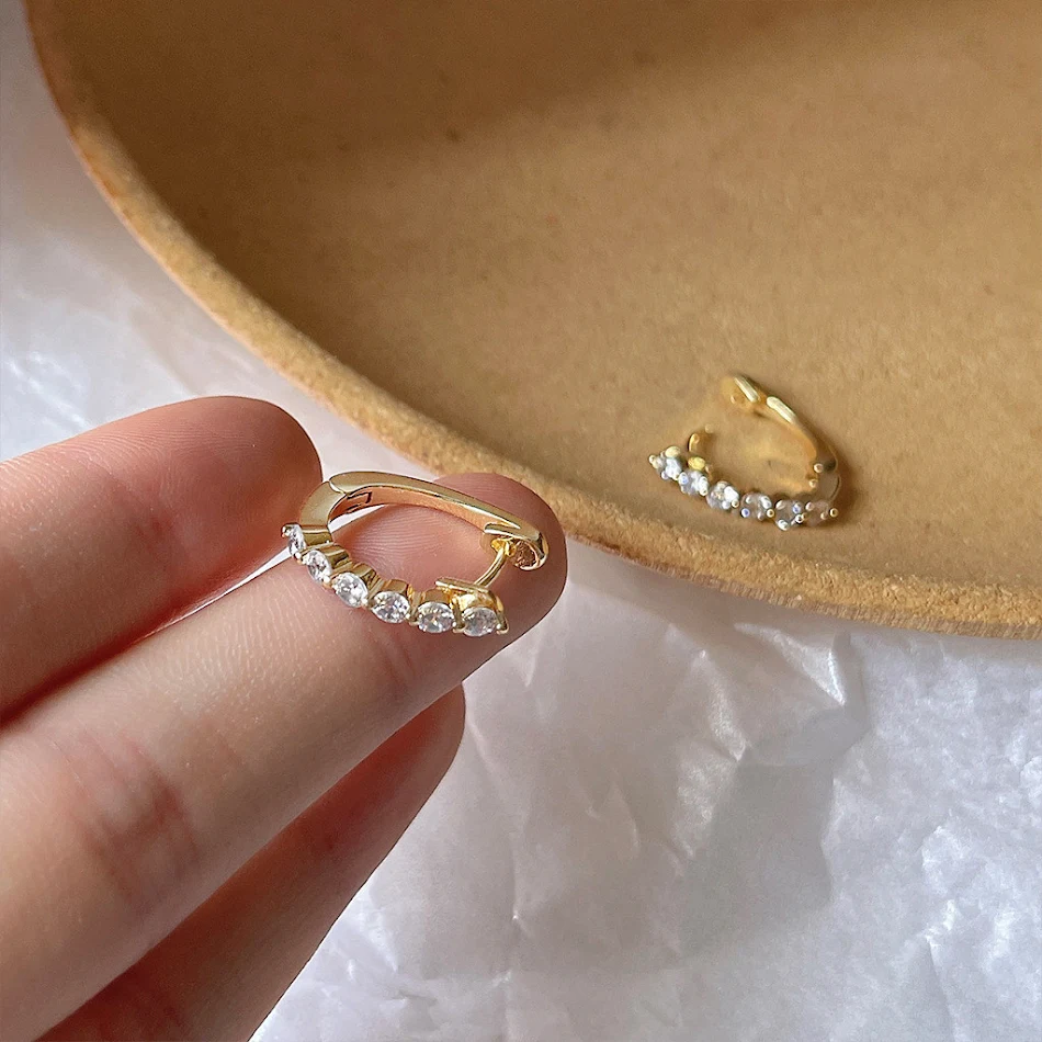 Boucle d'oreille clip 14K plaqué zircon micro-incrusté, simple et élégant, parfait pour accessoiriser avec raffinement et discrétion.