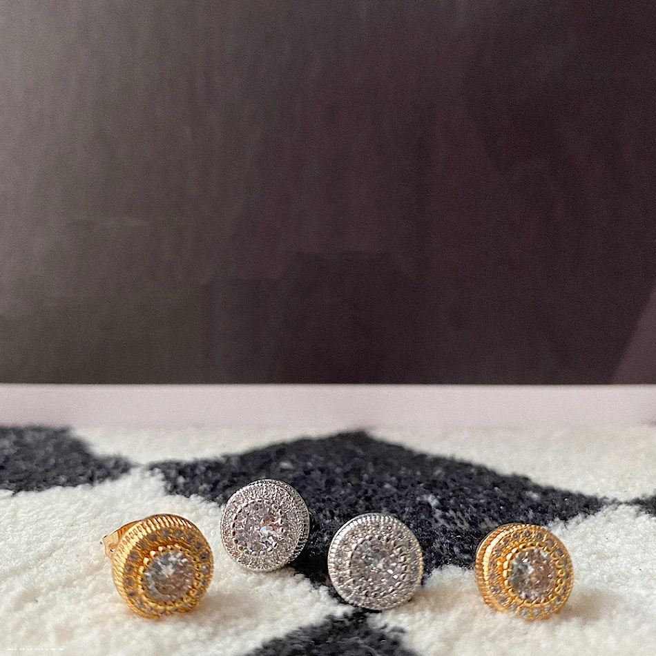 Boucles d'oreilles rondes en zircon avec diamants complets, pour un éclat éblouissant et une touche d'élégance.