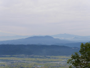 中央に聖山、右奥は四阿山など