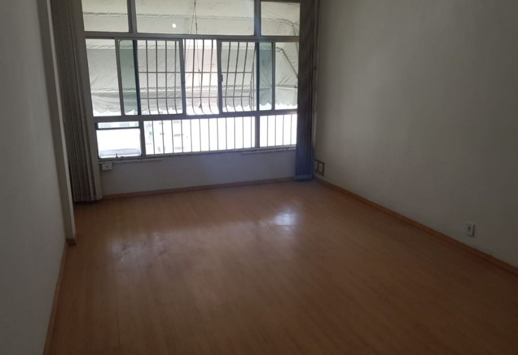 Excelente Apartamento, Frente, Localização Privilegiada, Planta Ampla, Sala 2 Ambientes, 2 Quartos, Banho, Copa Cozinha, Área, Dep. Empregada e 1 Vaga