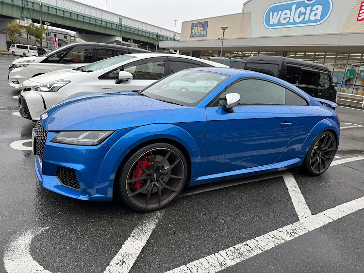 TT RS クーペのアウディ・audi・TTRS・マコウブルー・雨の日に関するカスタム事例の投稿画像5枚目
