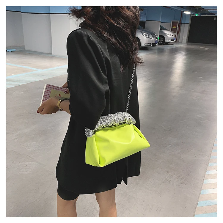 Title 6, Zincir Detaylı Küçük Kare Fashion Messenger Çan...