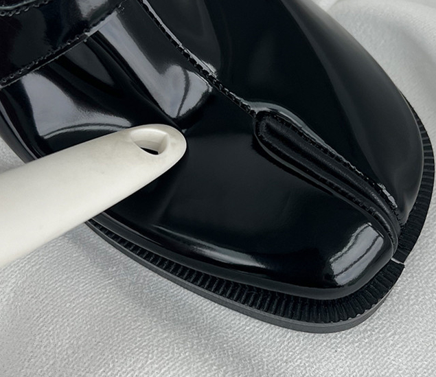 Title 4, Split-Toe Horseshoe damesschoenen plat