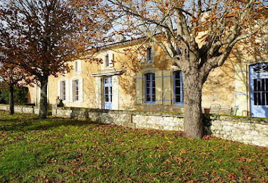 Propriété avec piscine et jardin 12