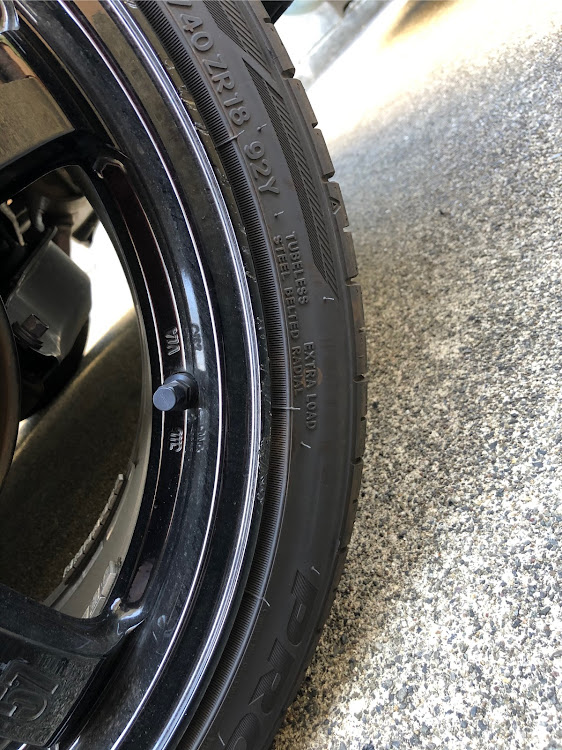 カローラスポーツのコロナウイルスに負けるな・ホイール・RAYS・ガリ傷補修に関するカスタム事例の投稿画像2枚目