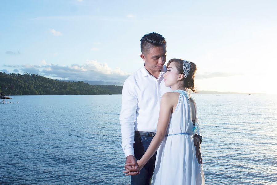 Fotógrafo de casamento Rayneld Risky Sumendap (rayneldrisky). Foto de 6 de junho 2020