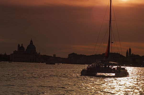 a boat in Venice di utente cancellato