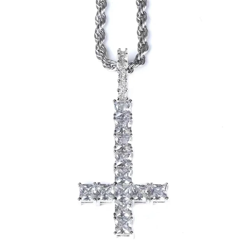 Collier croix diamant complet avec zircon inversé. Un bijou étincelant pour un look élégant et raffiné, cadeau idéal pour elle ou lui.