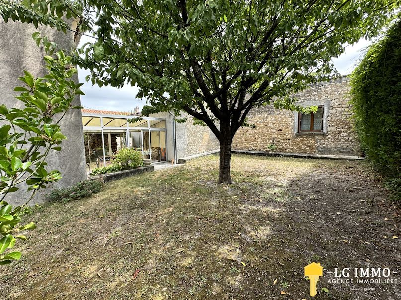 Vente maison 4 pièces 130 m² à Saint-Romain-sur-Gironde (17240), 130 000 €