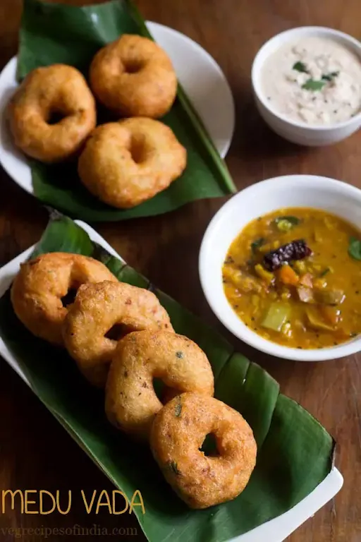 Vada [2 Pieces] With Chutney