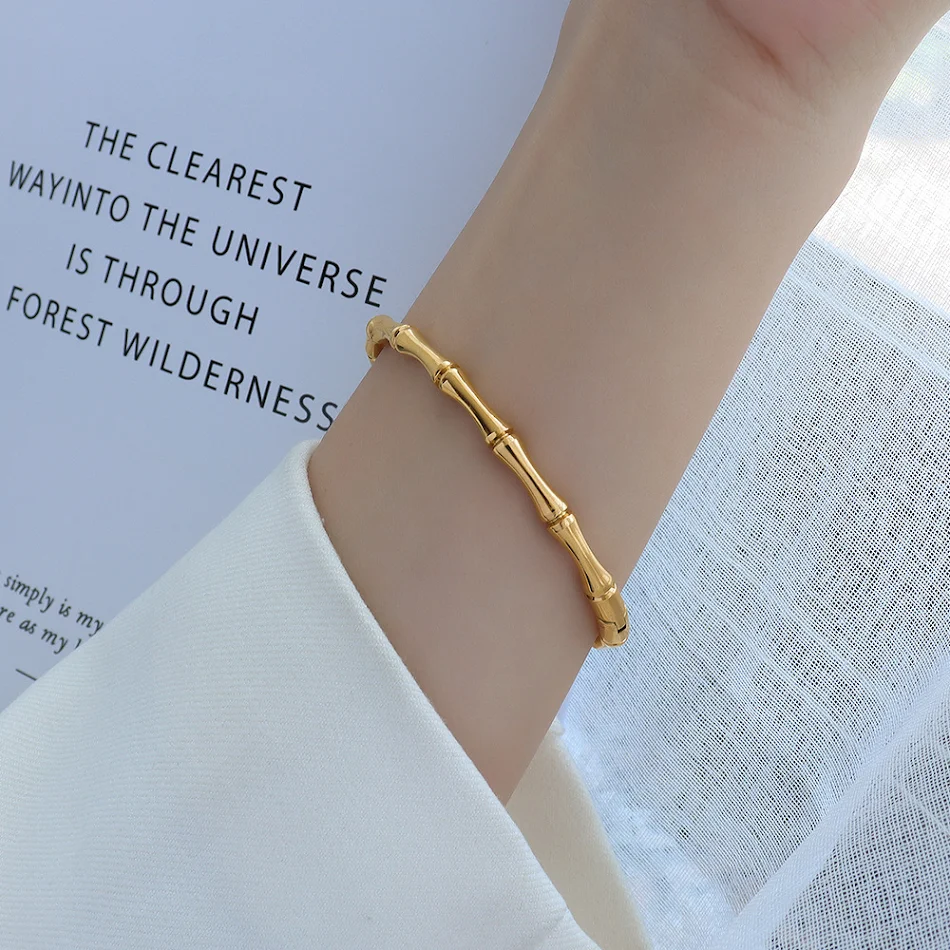 Bracelet à fermoir os en bambou résistant Acier titane. Robuste, étanche et élégant. Style naturel et moderne pour hommes et femmes.