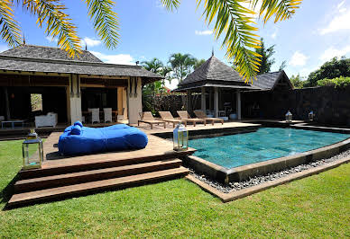 Villa with pool and garden 2